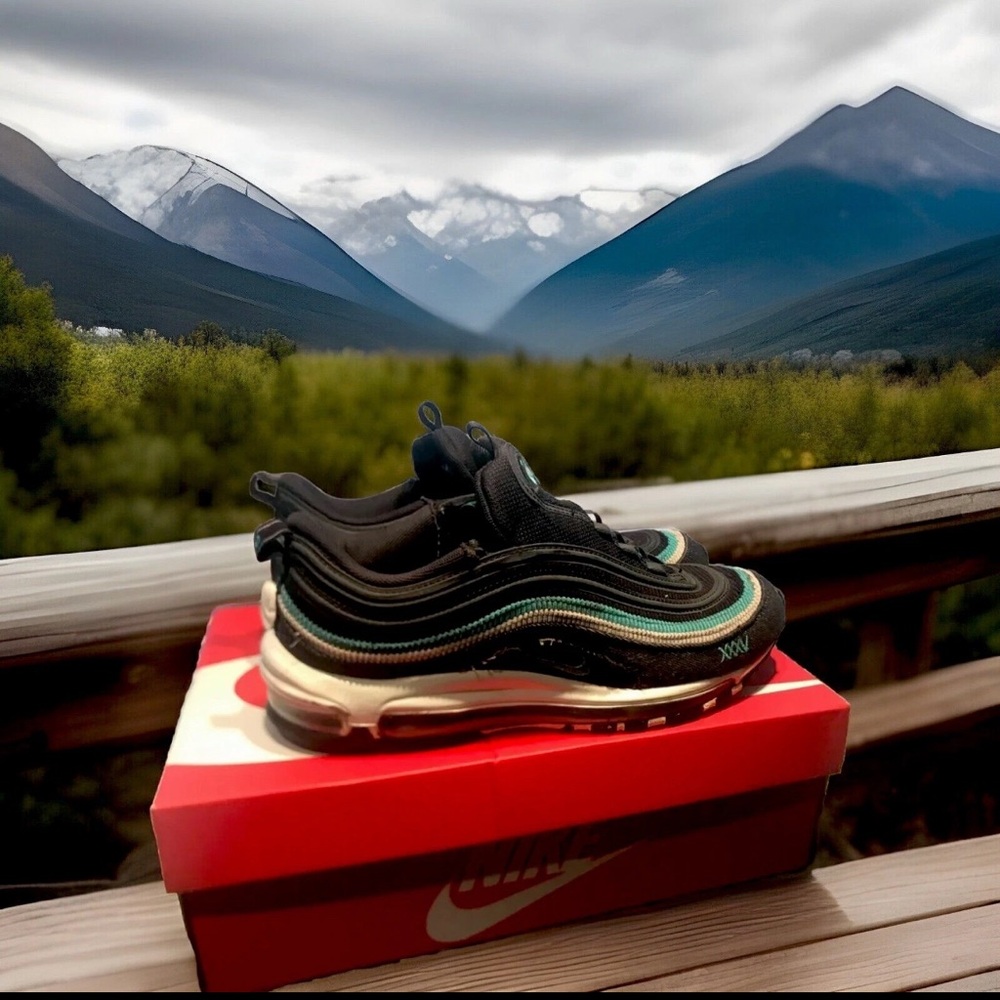 Nike Air Max 97 Black and Green Sneakers Mens size 8.5 laces in box